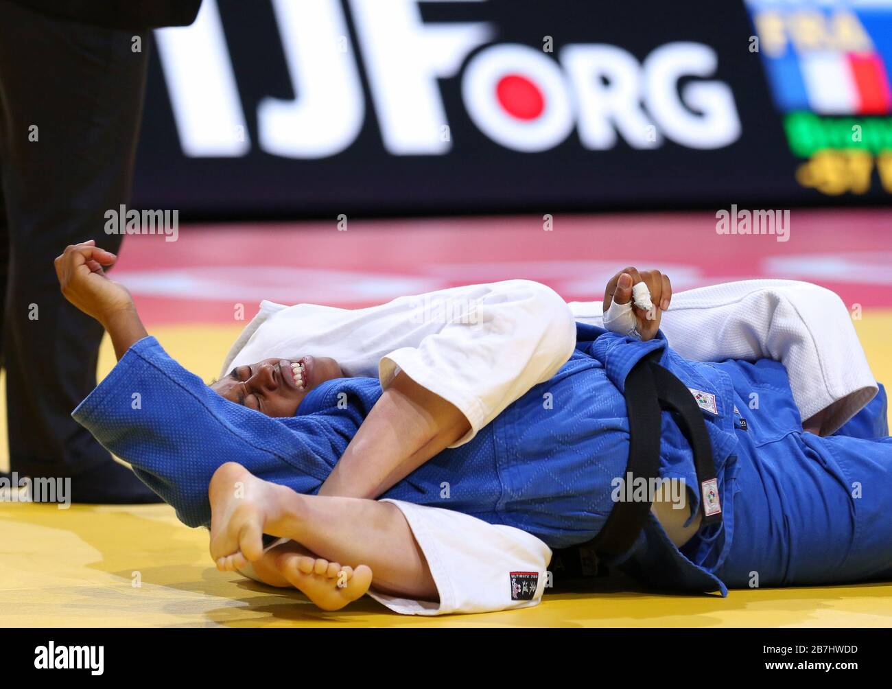 Paris, France - 08 février 2020: Nora Gjakova pour le Kosovo (blanc) contre Sarah Leonie Cysique pour la France (bleu), femmes -57 kg, médaille de bronze Match (crédit: Mickael Chavet) Banque D'Images