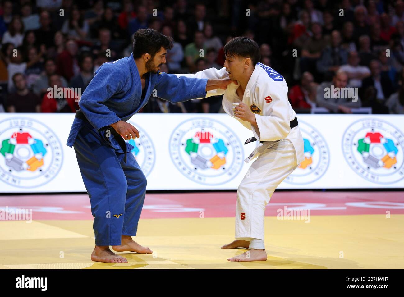 Paris, France - 08 février 2020: Mirhac Akkus pour la Turquie (bleu) contre Amartuvshin Dashdavaa pour la Mongolie (blanc), hommes - 60 kg, médaille de bronze Match (crédit: Mickael Chavet) Banque D'Images