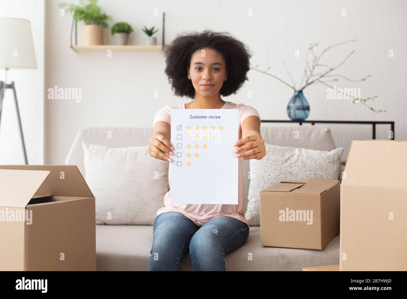 African american girl met cinq étoiles dans l'examen de la clientèle Banque D'Images