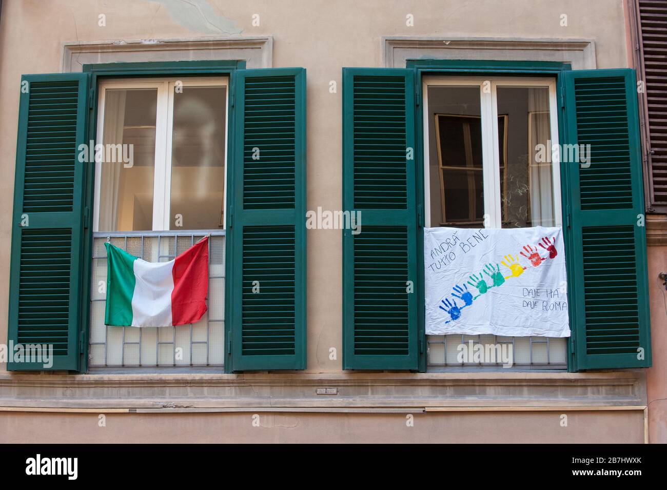 Rome à l'époque du virus Corona. Drapeaux tricolores et signes d'encouragement des fenêtres sur la rue Leonina. Banque D'Images