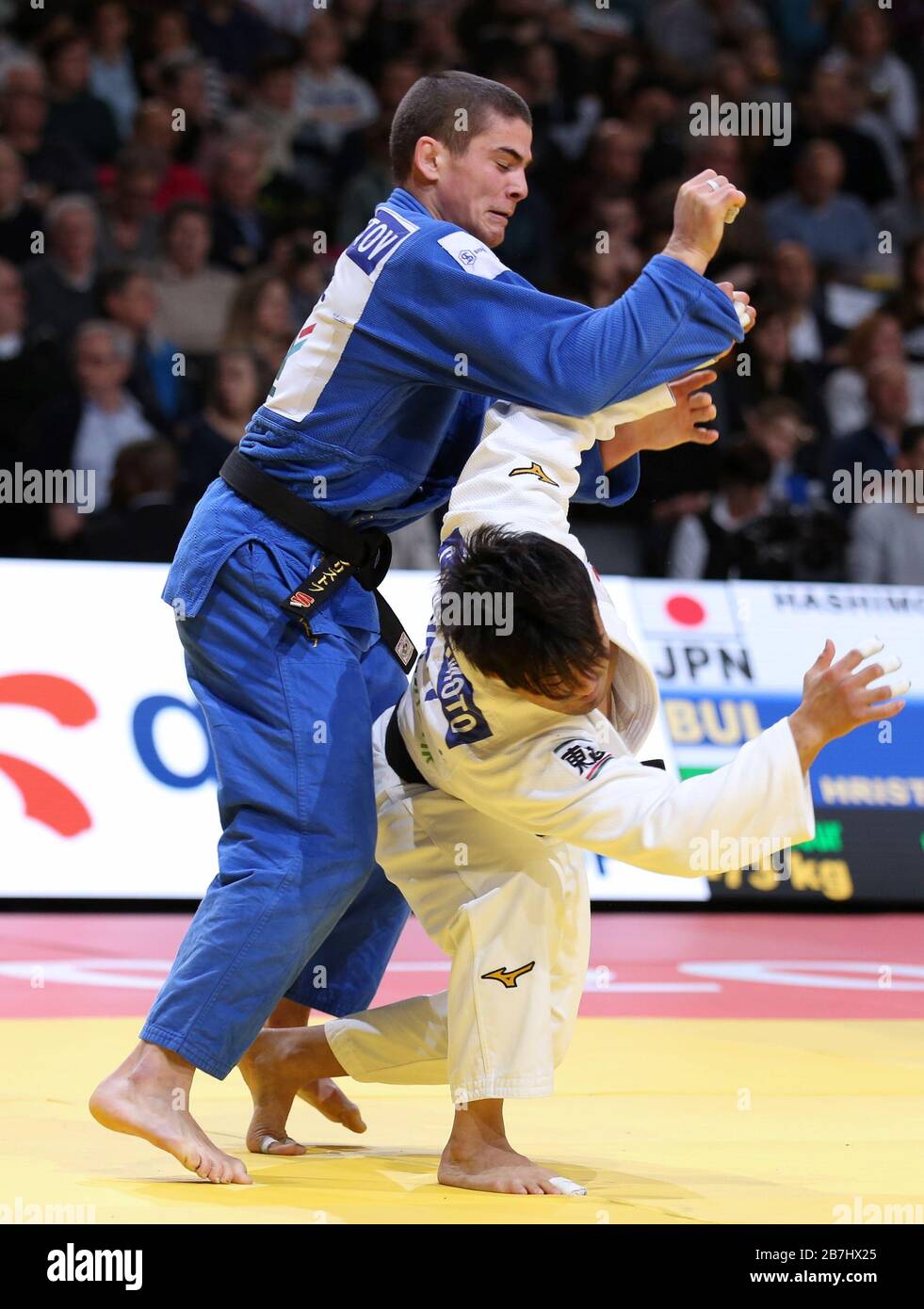 Paris, France - 8 février 2020: Soichi Hashimoto pour le Japon contre Hristov pour la Bulgarie, hommes -73 kg, quatrième manche (crédit: Mickael Chavet) Banque D'Images