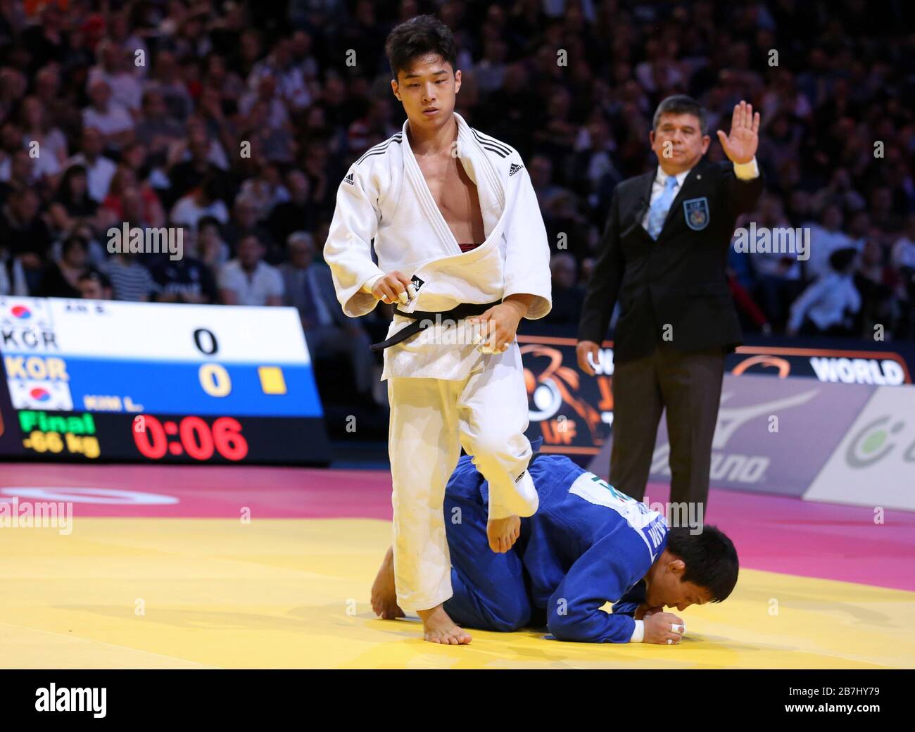 Paris, France - 08 février 2020: Baul an for Korea (blanc) contre Limhwan Kim for Korea (bleu), hommes -66 kg, médaille d'or Match (crédit: Mickael Chavet) Banque D'Images