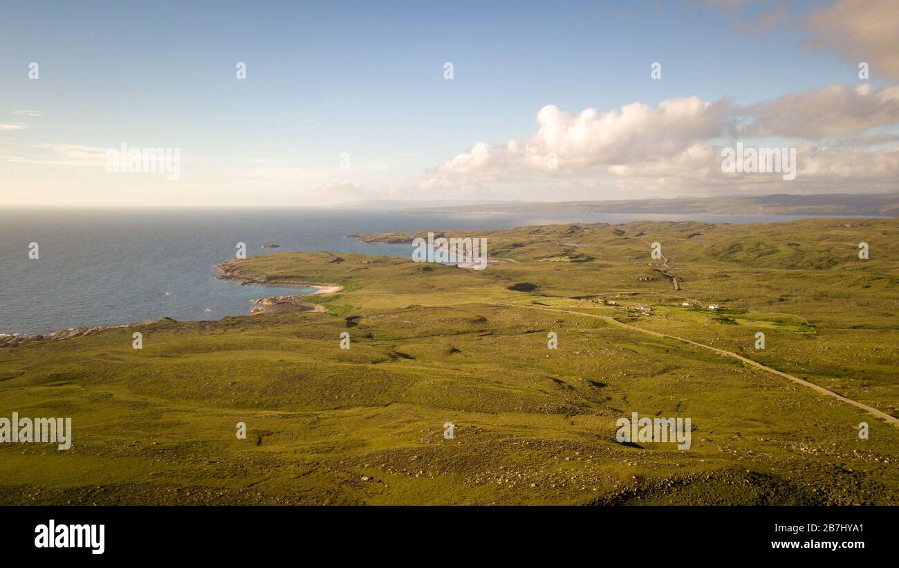 Côte écossaise, Highlands du Nord-Ouest, Écosse. Vue aérienne de la côte autour du nord-ouest de l'Écosse avec Loch Torridon au loin. Banque D'Images