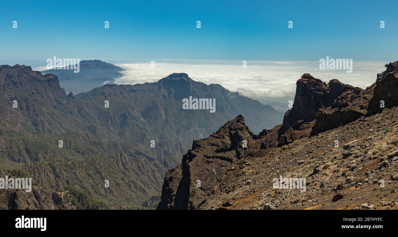 Au-dessus des nuages. Vue aérienne du parc national Caldera de Taburiente, cratère volcanique vu du sommet de la montagne de Roque de los Muchachos point de vue. Banque D'Images