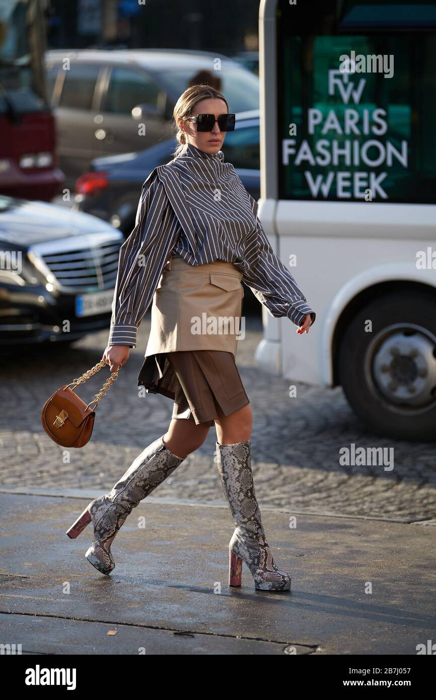 Street style - Paris Fashion week womenswear 20, les clients ont vu arriver dans les lieux de la ville Banque D'Images