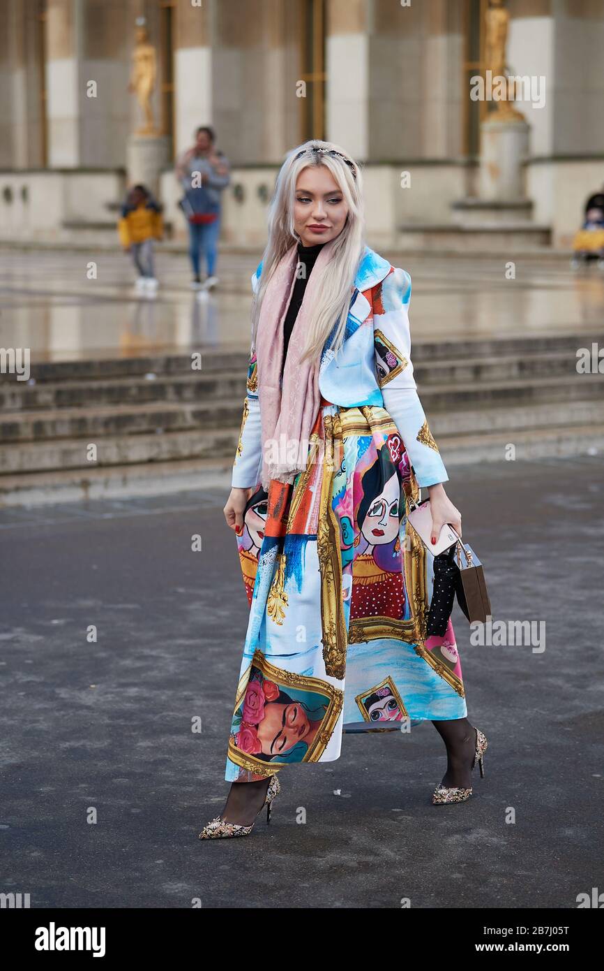 Street style - Paris Fashion week womenswear 20, les clients ont vu arriver dans les lieux de la ville Banque D'Images