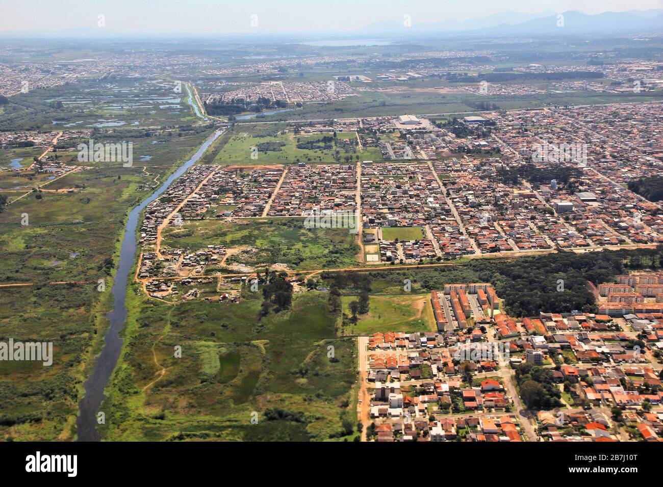 Sao José dos Pinhais, Brésil - vue aérienne des banlieues de la ville. Rivière Iguazu et quartier Afonso Pena. Banque D'Images