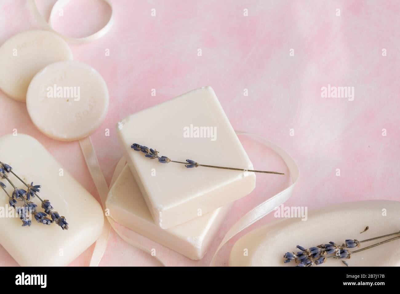 Savon fait main avec extrait de lavande. Hygiène, produits artisanaux Banque D'Images