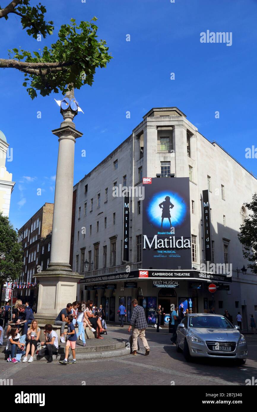 Londres, Royaume-Uni - 6 JUILLET 2016 : les gens marchent près de Cambridge Theatre à Londres, Royaume-Uni. West End est un célèbre quartier des théâtres de Londres. Banque D'Images
