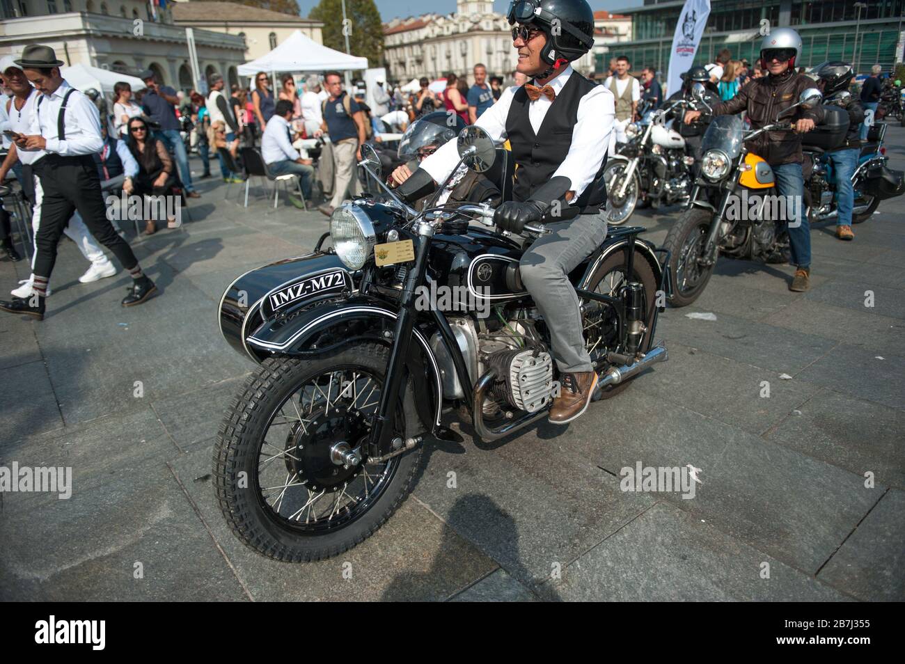 Turin, Italie, 29 septembre 2019, élégance et style des motards de la promenade des messieurs distingués à Turin Banque D'Images