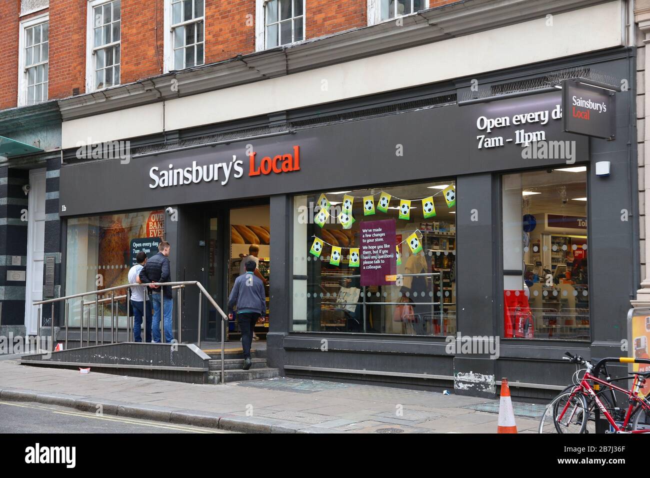 LONDRES, Royaume-Uni - 6 JUILLET 2016 : épicerie locale Sainsbury's à Londres, Royaume-Uni. Les ventes au détail génèrent 5 pour cent du PIB britannique, soit 339 milliards de livres sterling Banque D'Images