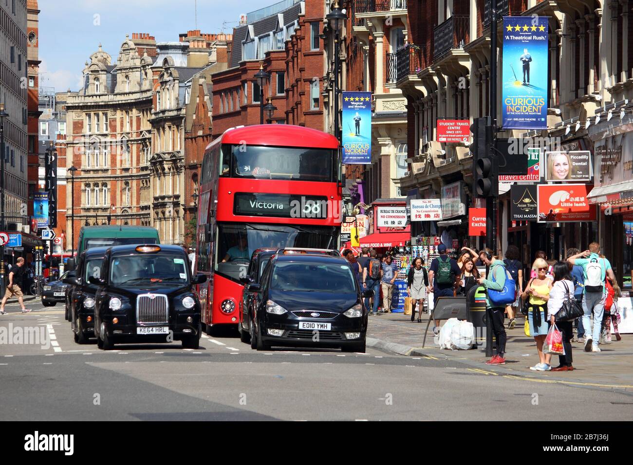 Londres, Royaume-Uni - 6 JUILLET 2016 : les gens visitent Shaftesbury Avenue à Londres. Londres est la ville la plus peuplée du Royaume-Uni avec 13 millions de personnes vivant dans son Banque D'Images