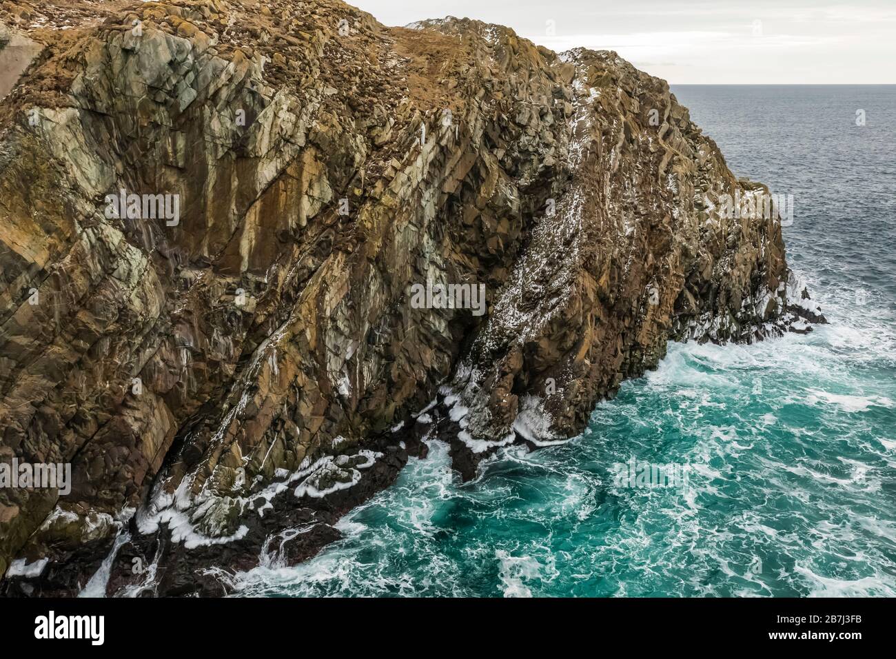 Surmontée de l'océan et de roches dangereuses au phare de Cape Bonavista sur la péninsule de Bonavista, Terre-Neuve, Canada Banque D'Images