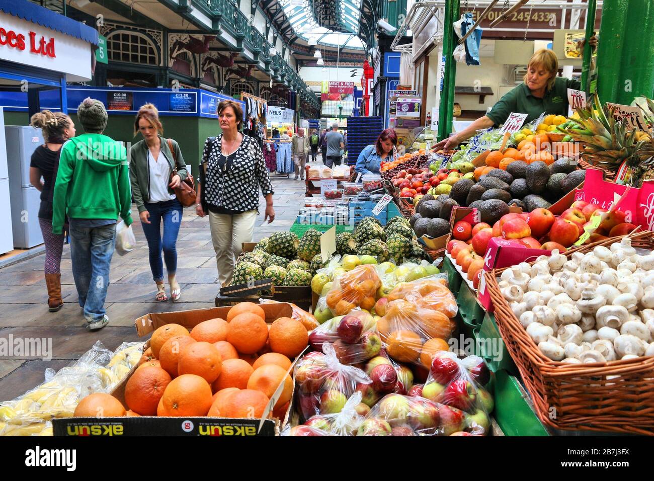 LEEDS, UK - 11 juillet 2016 : personnes visitent Leeds Kirkgate Market au Royaume-Uni. Il y a 800 stands dans le marché. Il est visité par 100 000 clients chaque semaine. Banque D'Images