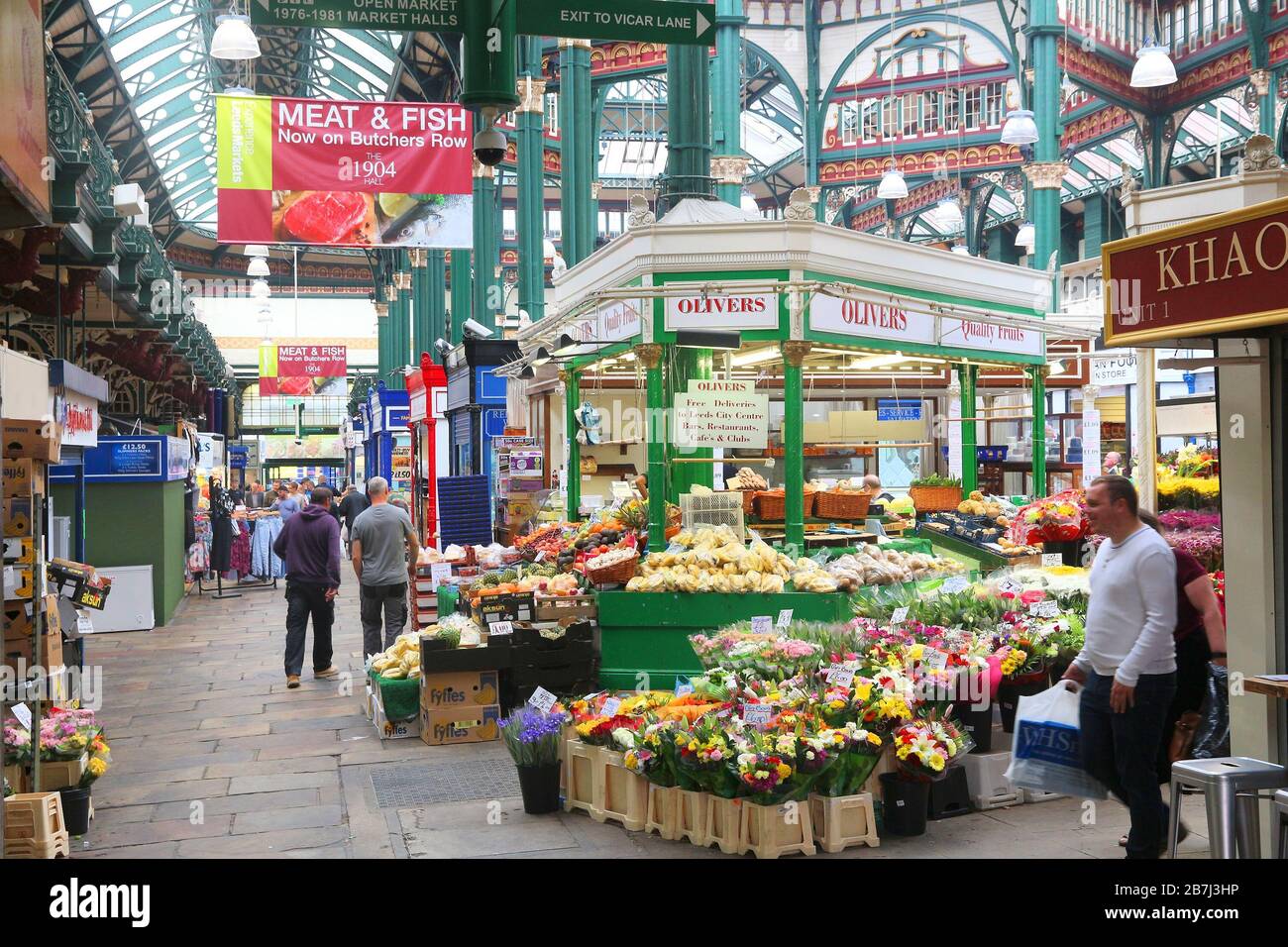 LEEDS, UK - 11 juillet 2016 : personnes visitent Leeds Kirkgate Market au Royaume-Uni. Il y a 800 stands dans le marché. Il est visité par 100 000 clients chaque semaine. Banque D'Images