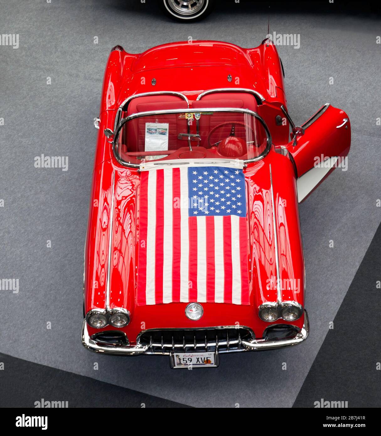 Vue aérienne d'une première génération, Red, 1959, Chevrolet Corvette, exposée au salon de voiture classique de Londres 2020 Banque D'Images