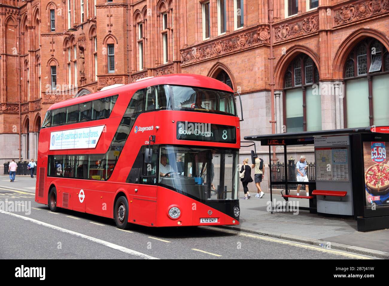 Londres, UK - 6 juillet 2016 : Nouveau Routemaster bus à Holborn, Londres. Le bus hybride diesel-électrique est un nouveau, version moderne du célèbre double Decker. Banque D'Images