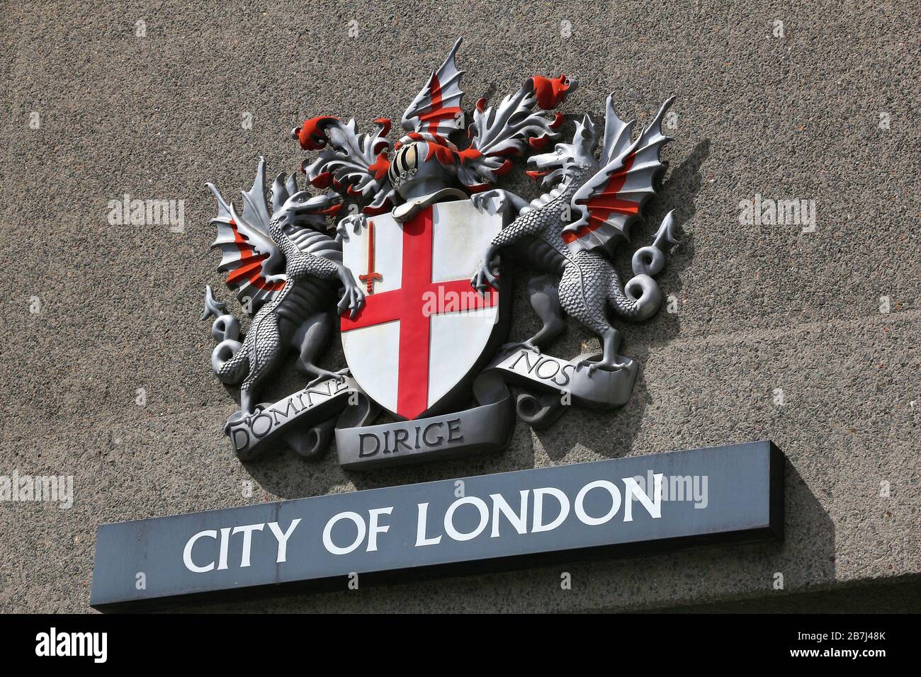 Londres, UK - 9 juillet 2016 : armoiries de ville de Londres sur un pont de Londres. Banque D'Images