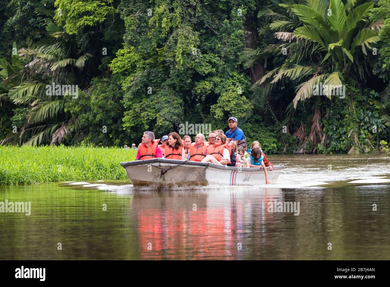 Groupe de touristes explorant la forêt de Rio Tortuguero avec un bateau. Concept d'écotourisme. Costa Rica aventure et découverte. Banque D'Images