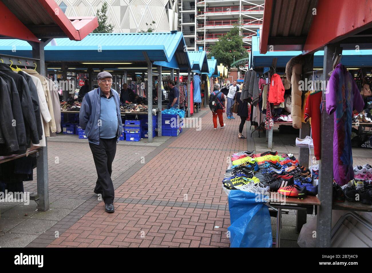 LEEDS, UK - 11 juillet 2016 : personnes visitent Leeds Kirkgate Market au Royaume-Uni. Il y a 800 stands dans le marché. Il est visité par 100 000 clients chaque semaine. Banque D'Images