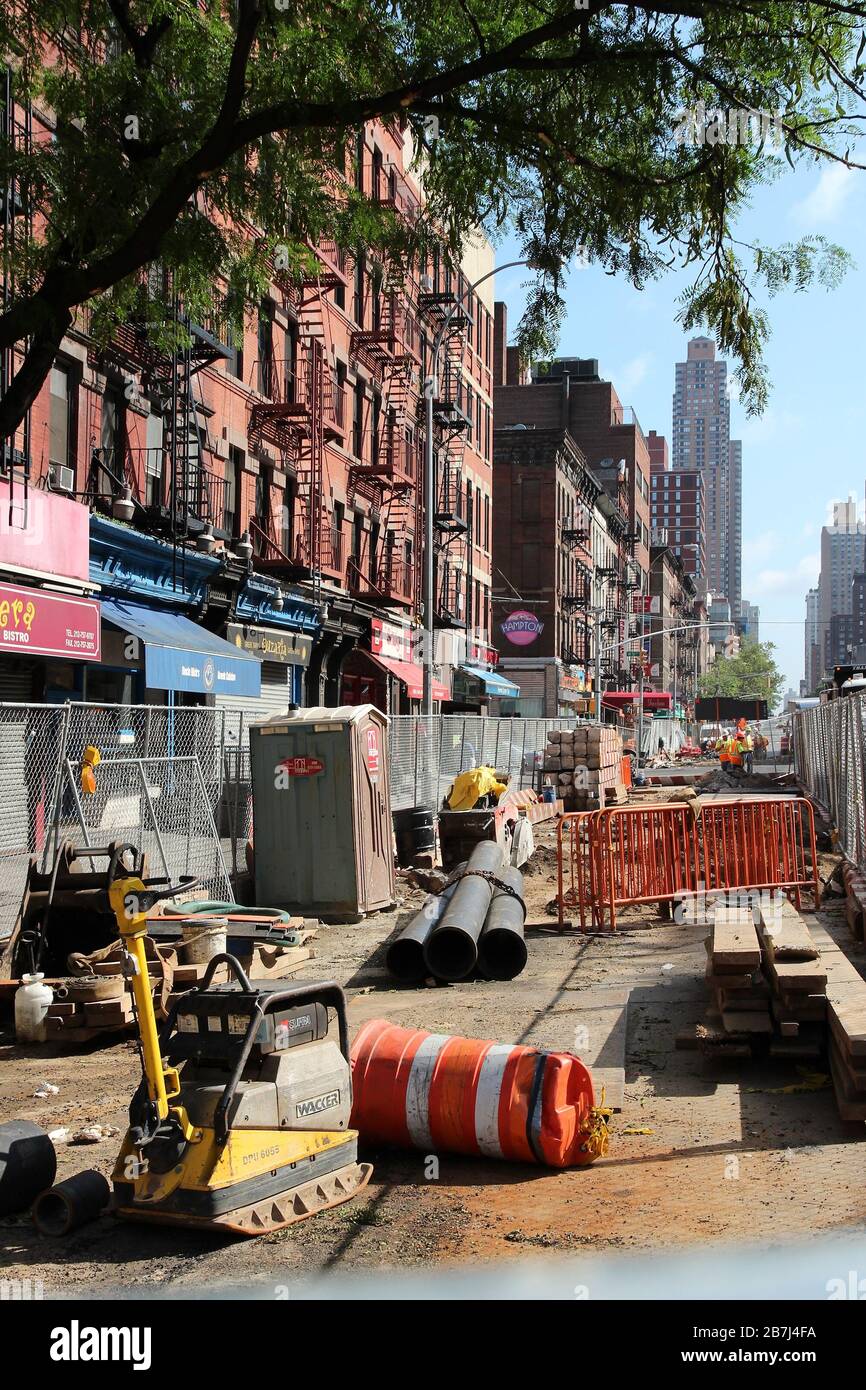 NEW YORK, USA - 5 juillet 2013 : Les travailleurs effectuent des travaux de construction de la 9e Avenue, New York. Près de 19 millions de personnes vivent dans la région métropolitaine de New York City Banque D'Images