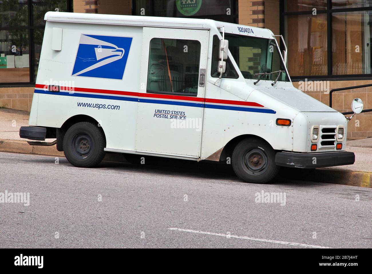 BALTIMORE, États-Unis - 12 JUIN 2013 : Service postal des États-Unis van à Baltimore. USPS est l'exploitant de la plus grande flotte de véhicules civils au monde Banque D'Images