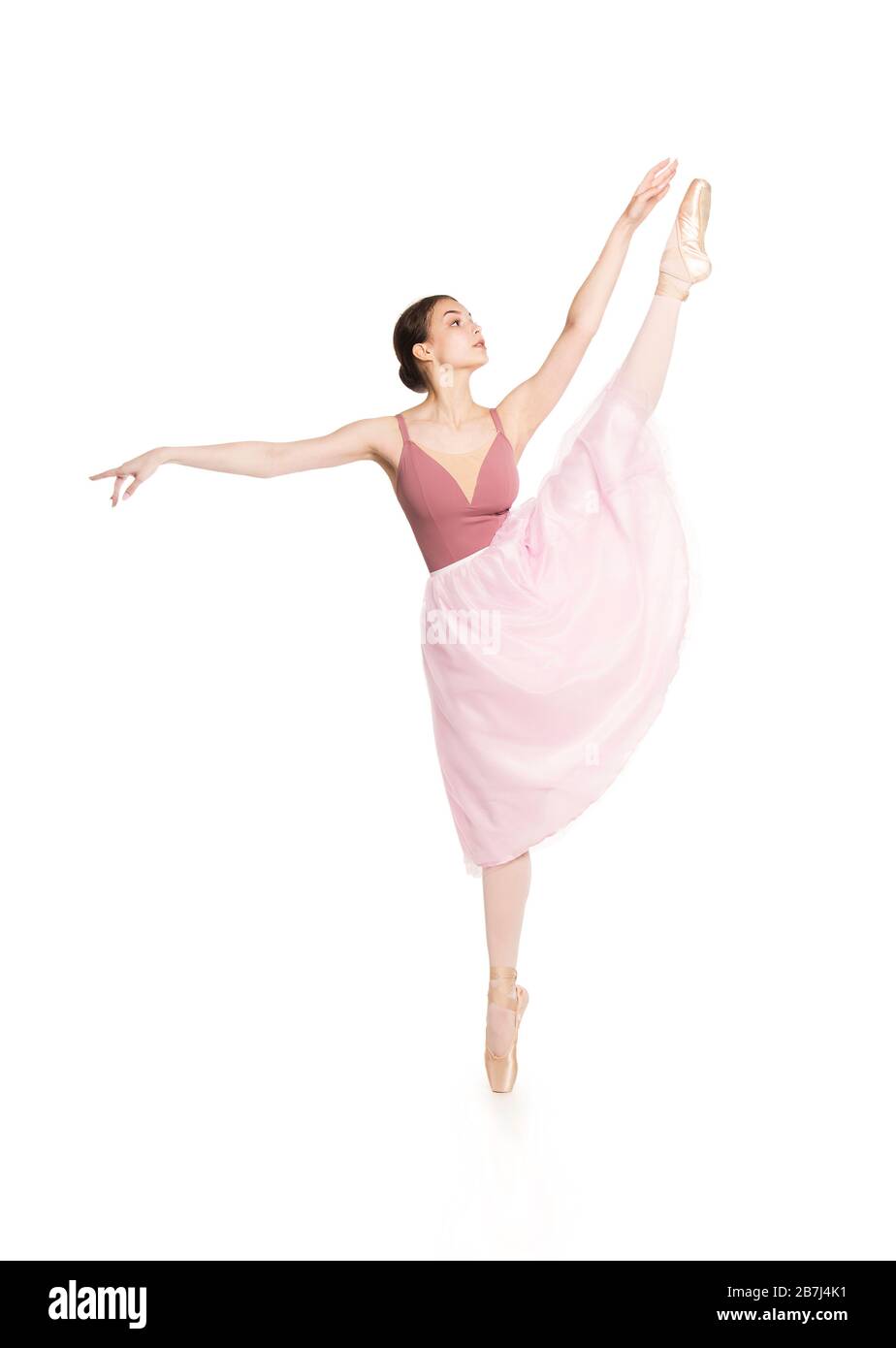 Femme élégante en jupe rose et ballet haut de danse beige. Prise de vue en studio sur fond blanc, images isolées. Banque D'Images