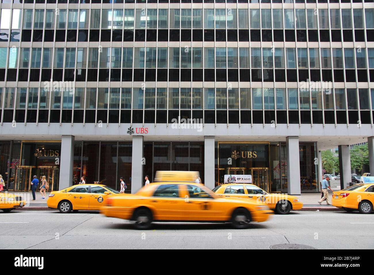 NEW YORK, États-Unis - 4 JUILLET 2013 : la banque UBS se déplace en taxi jaune sur Avenue of the Americas (6ème Avenue), New York City. Banque D'Images