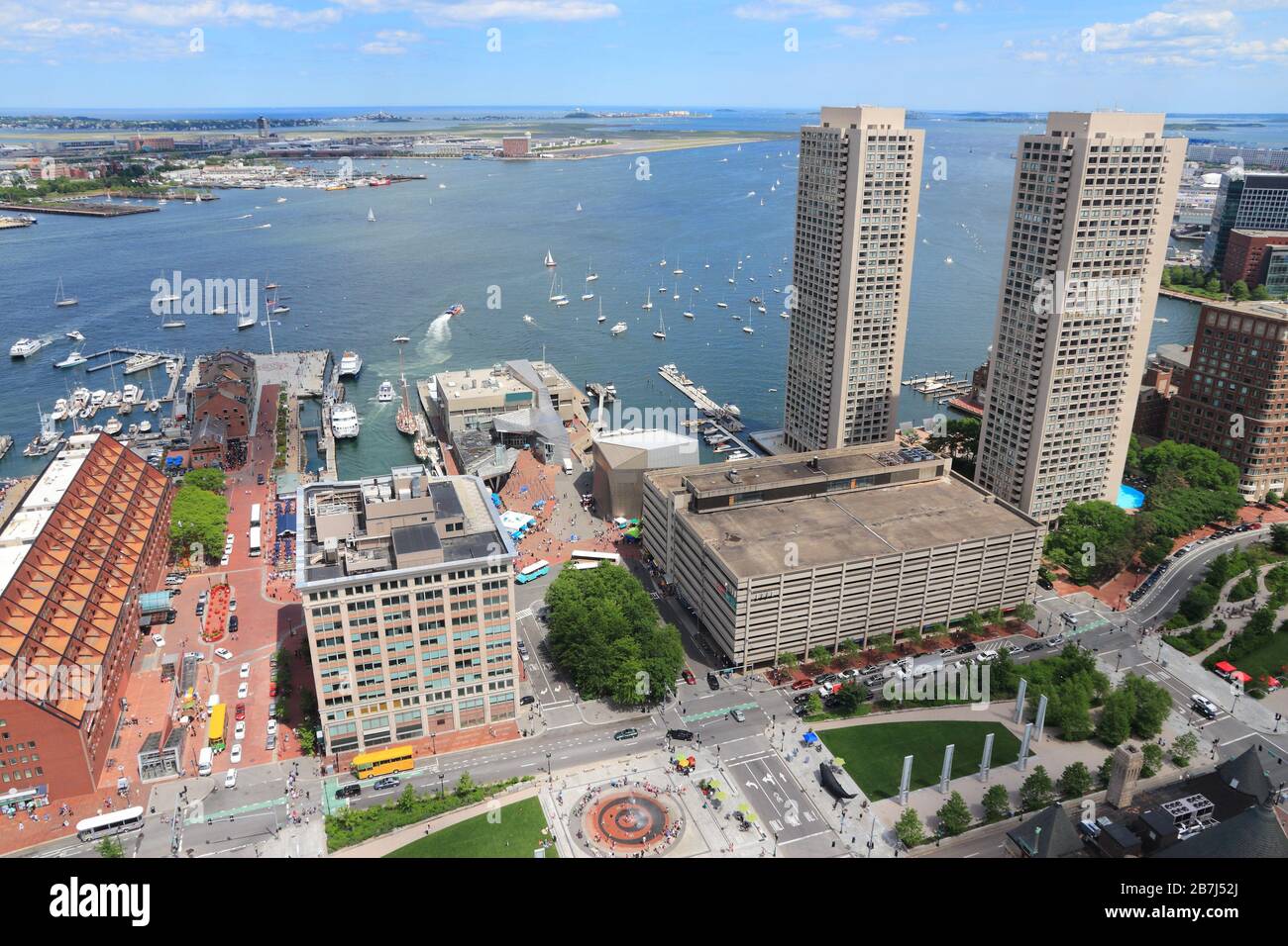 Boston. Vue aérienne urbaine avec long Wharf et East Boston. Banque D'Images