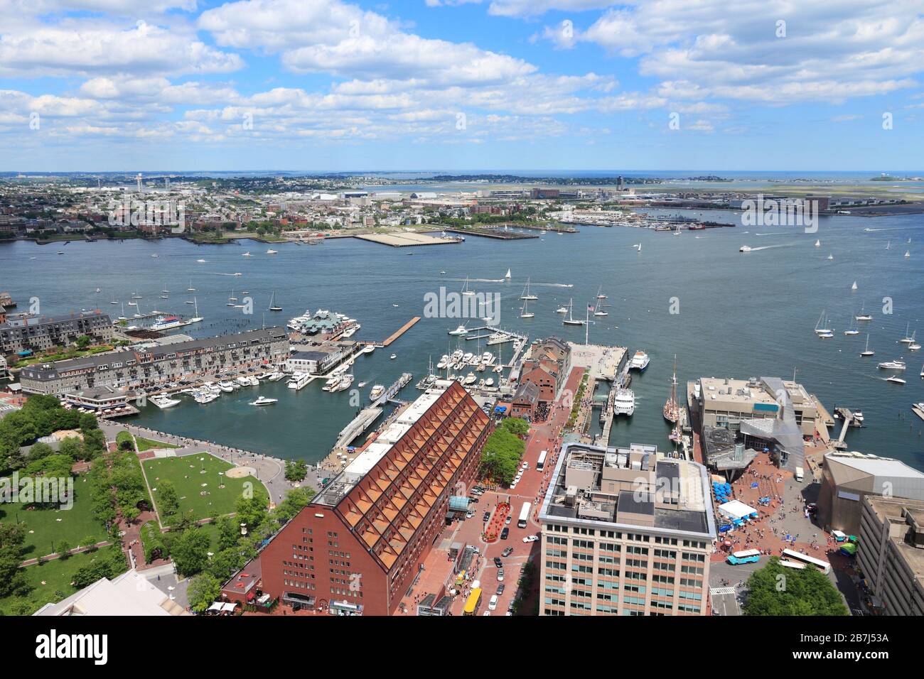 Boston. Vue aérienne urbaine avec long Wharf et East Boston. Banque D'Images