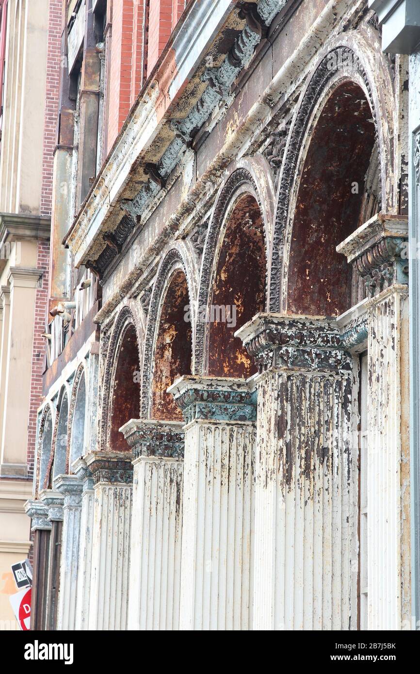 Architecture en fonte dans la ville de Philadelphie, en Pennsylvanie. Ancienne façade en fonte dans un bâtiment. Banque D'Images