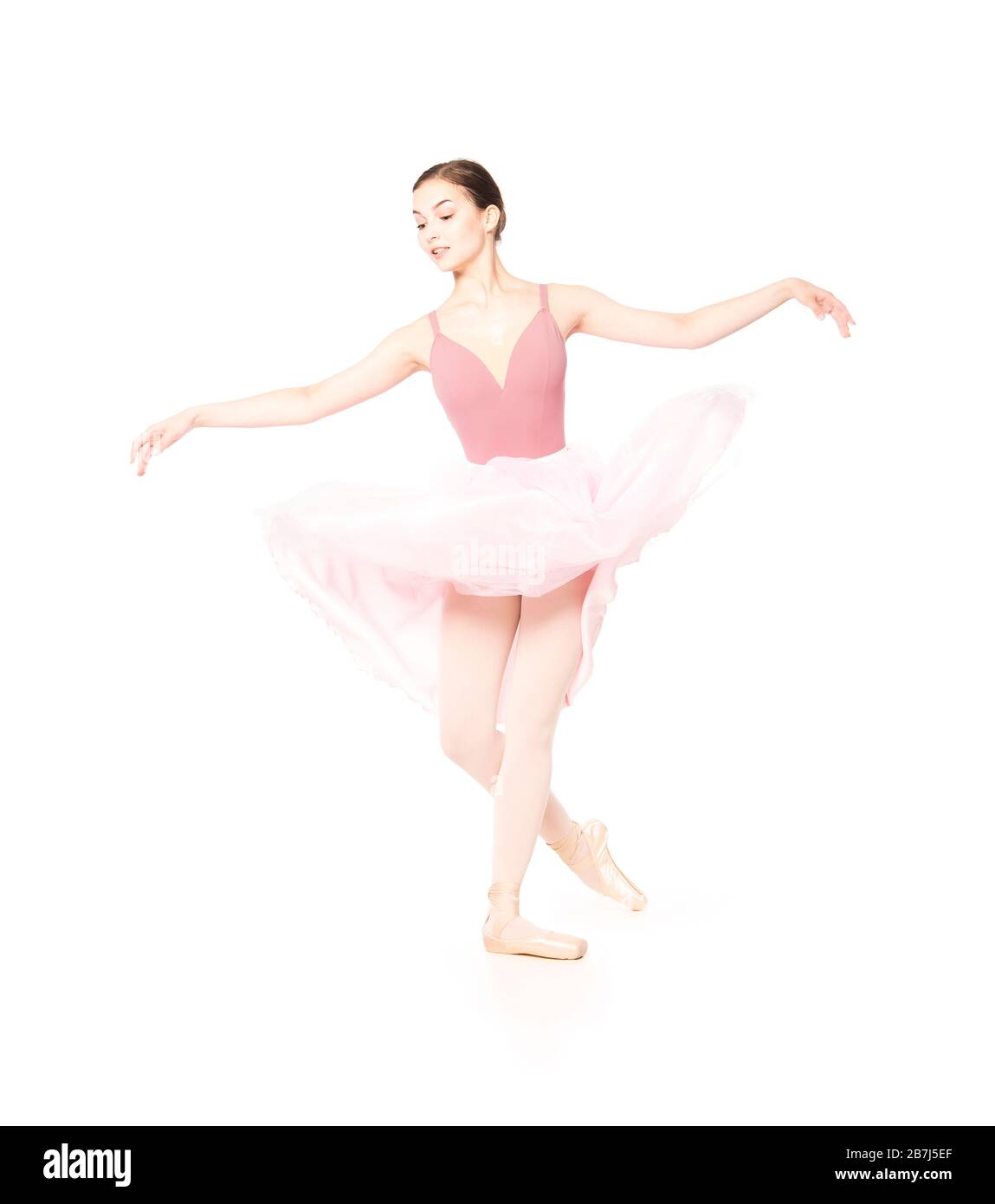 Femme élégante en jupe rose et ballet haut de danse beige. Prise de vue en studio sur fond blanc, images isolées. Banque D'Images