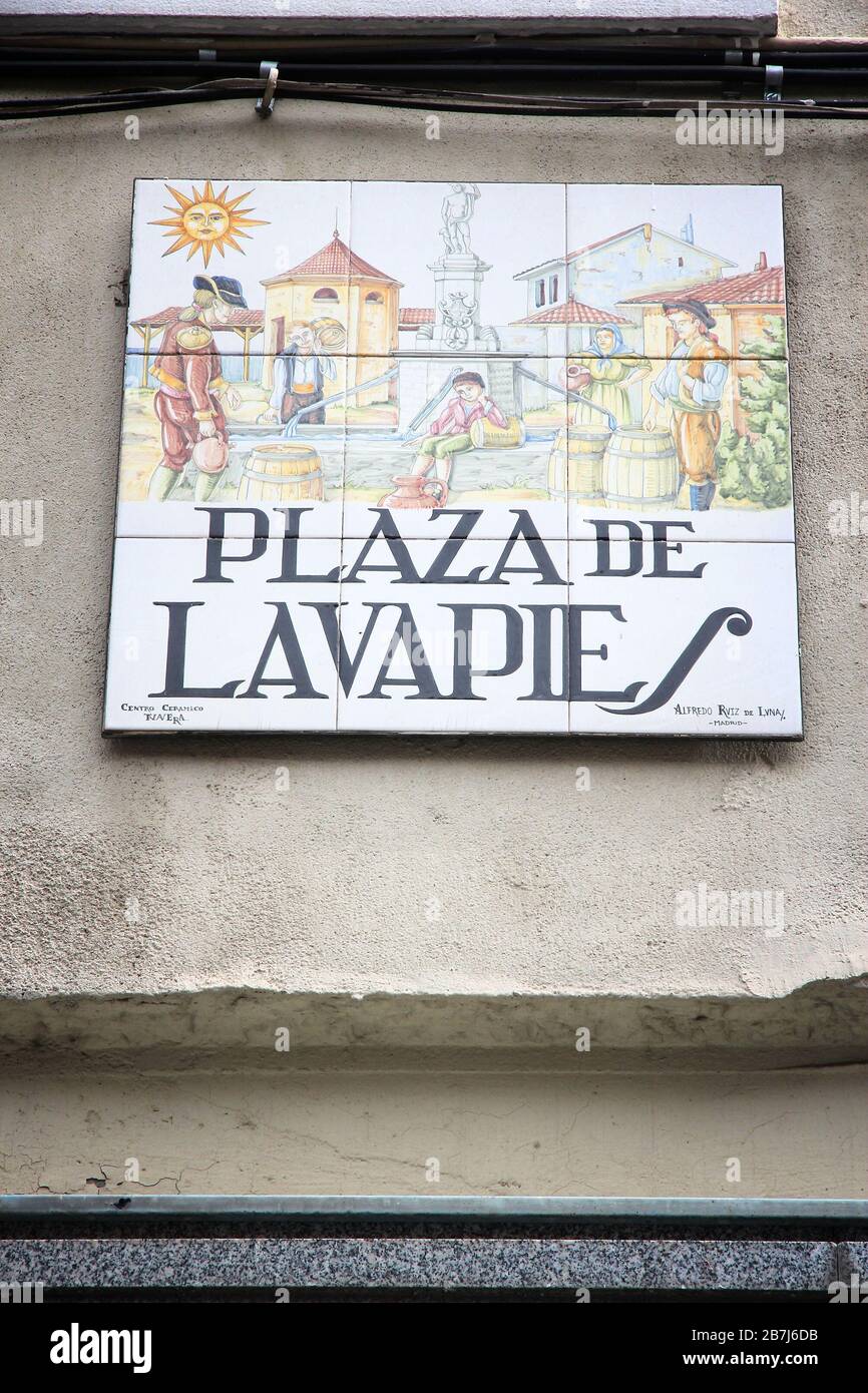 MADRID, ESPAGNE - 24 OCTOBRE 2012: Plaza de Lavapies panneau de rue typique à Madrid, Espagne. Les panneaux de céramique artistique sont typiques de Madrid. Banque D'Images