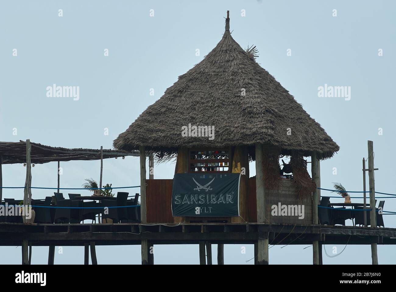 Jetty restaurant et bar d'un pavillon de plage, Zanzibar Banque D'Images