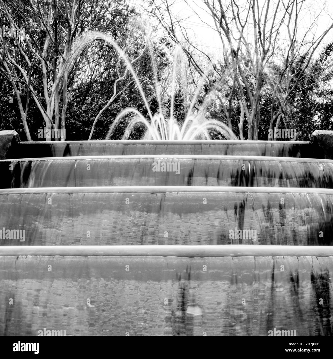 Fontaine à étages en noir et blanc Banque D'Images