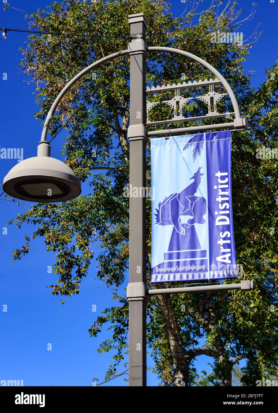 Lampadaire métallique stylisé avec symbolisme amérindien et bannière faisant la promotion du quartier des arts avec le motif Bucking Bronco dans la vieille ville de Scottsdale, AZ Banque D'Images