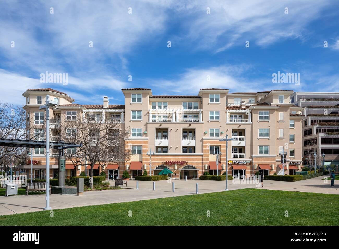 Vue sur Cali Mill Plaza Park, Stevens Creek Blvd, Cupertino, Californie, États-Unis Banque D'Images
