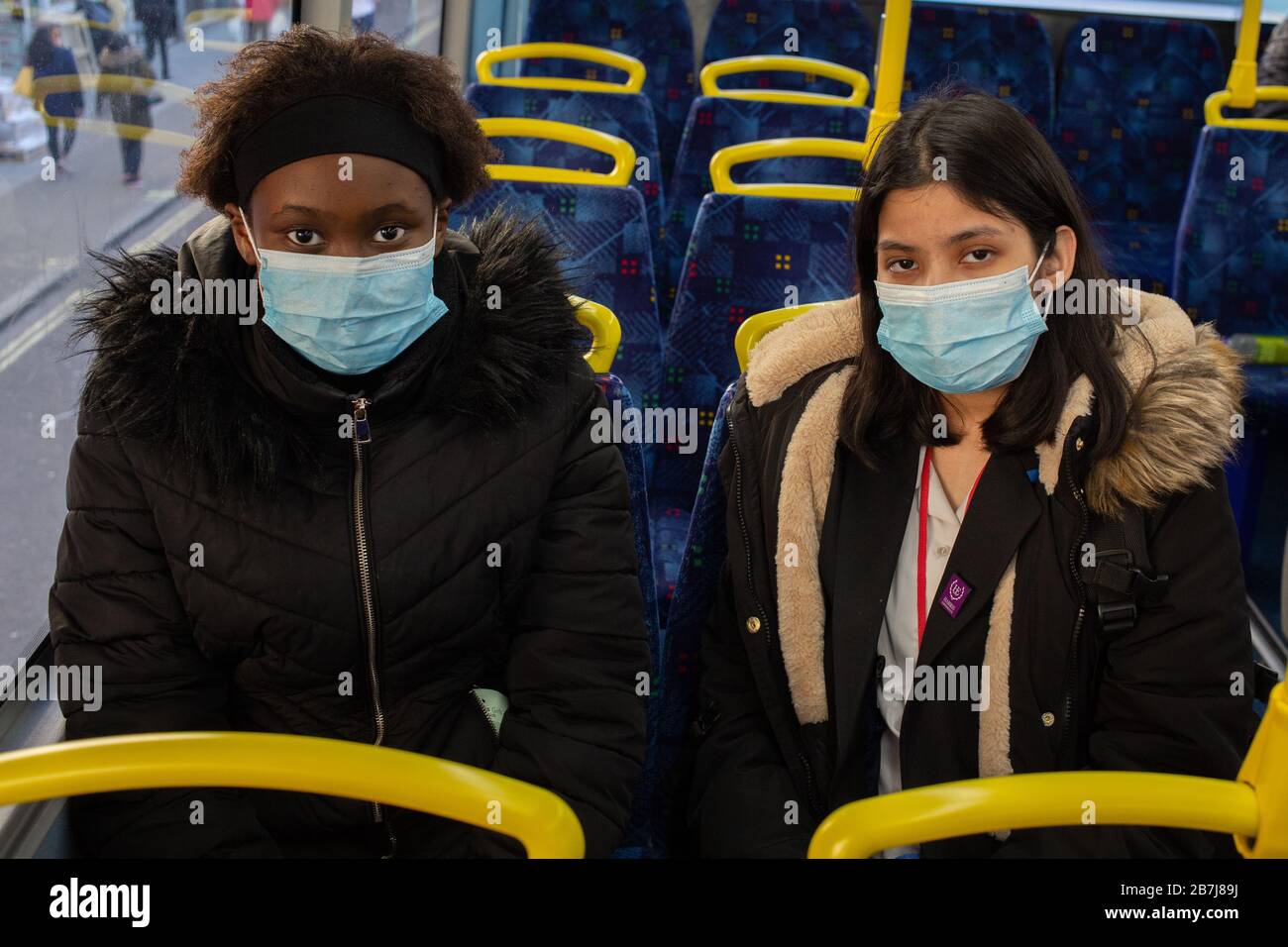 Londres, Royaume-Uni. 16 mars 2020. Filles scolaires de Harris Academy, Peckham sur un bus vide prendre des précautions contre la propagation continue de Coronavirus à Londres. Crédit: Thabo Jaiyesimi/Alay Live News Banque D'Images