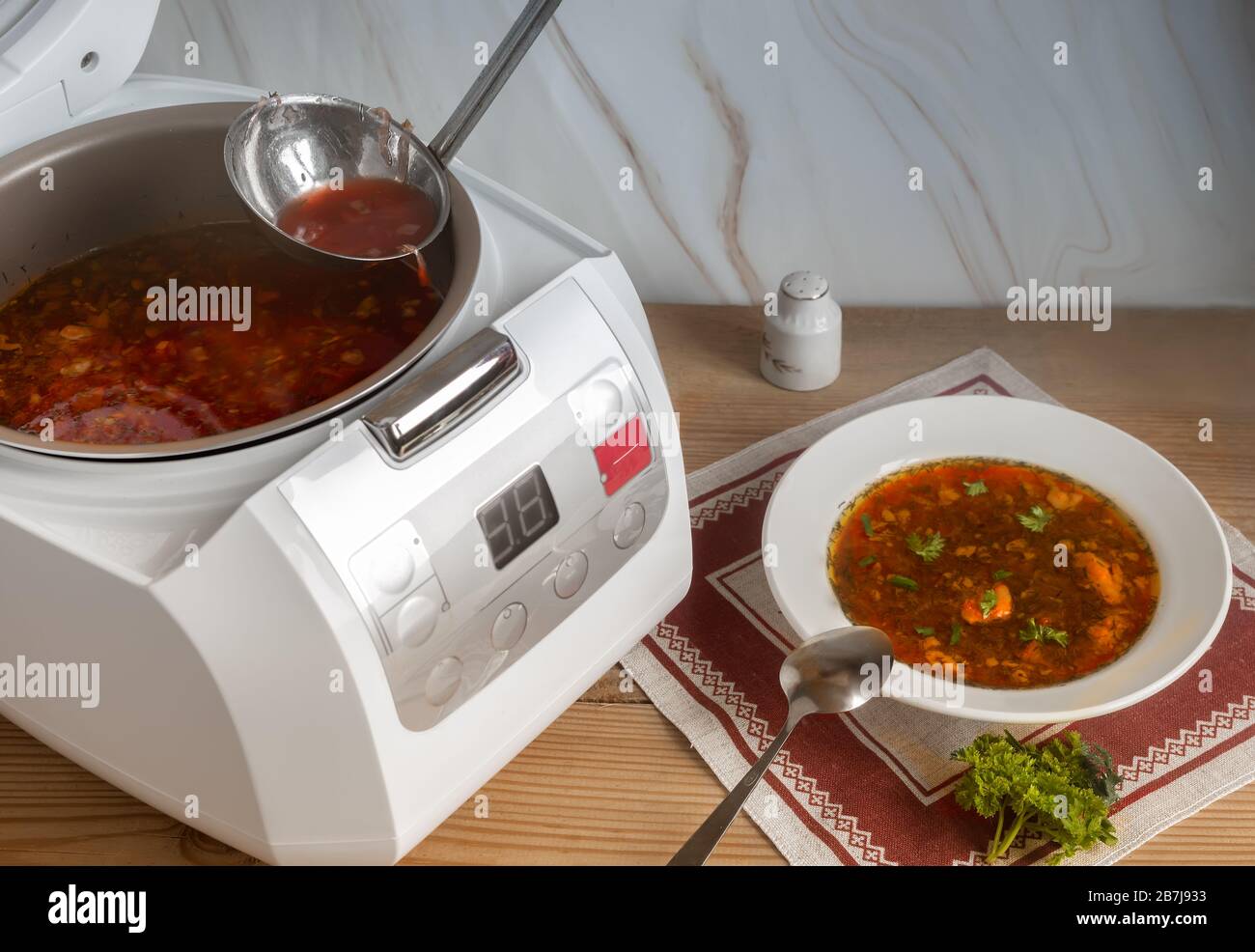 Le délicieux borscht ukrainien est cuit dans une cuisinière lente Banque D'Images