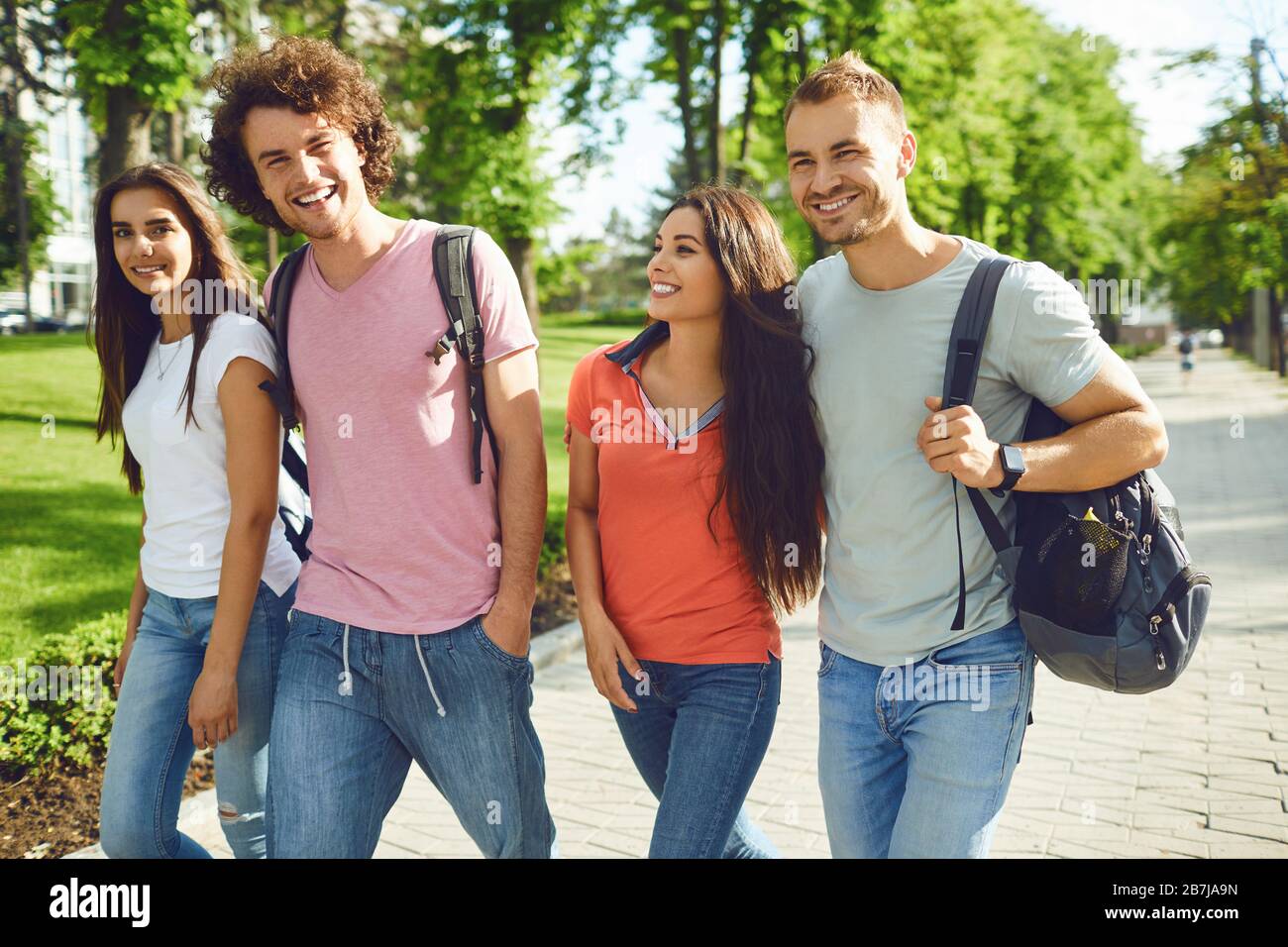 Les jeunes heureux sourient en plein air dans la rue. Banque D'Images