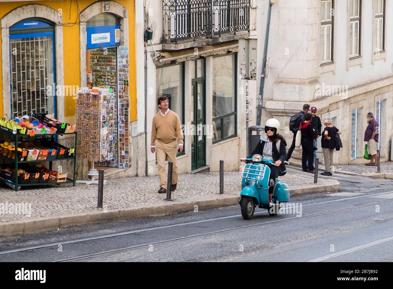 Touristes et les Portugais locaux sur une rue typique vallonnée à Lisbonne, Portugal Banque D'Images