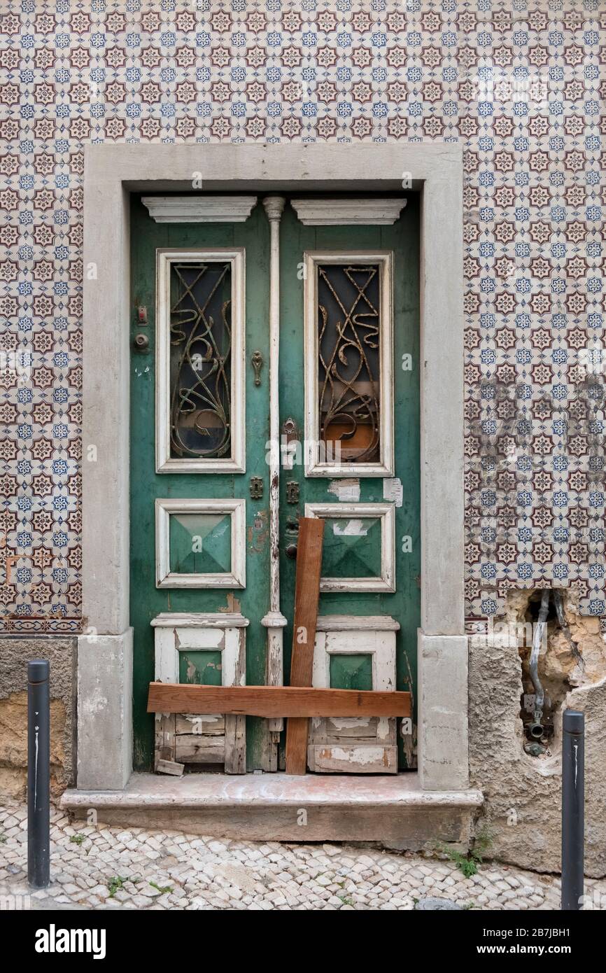 Vieille porte à arraisonner verte entourée de carreaux portugais, Lisbonne, Portugal Banque D'Images