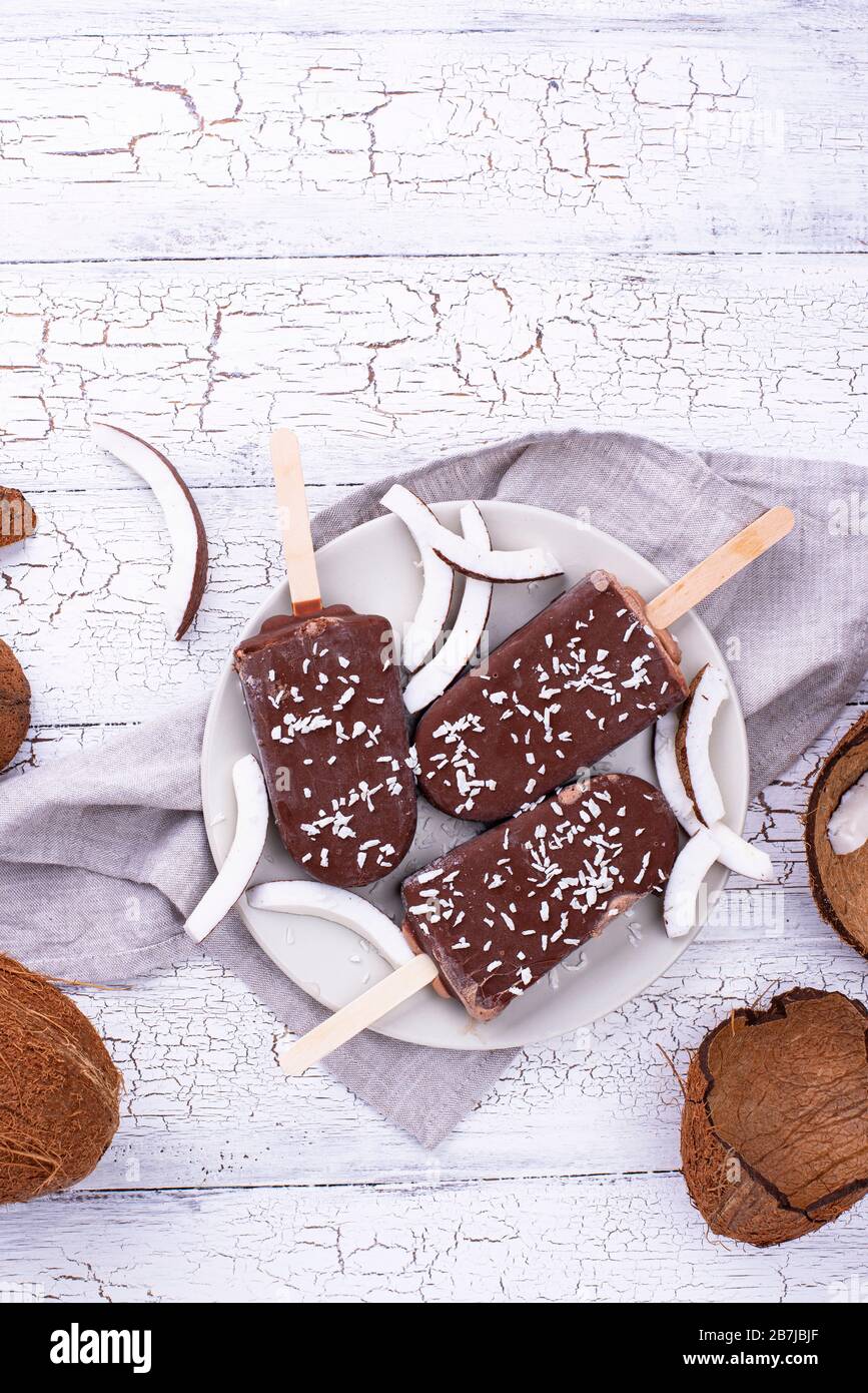 Popsicles de noix de coco dans le glaçage au chocolat Banque D'Images