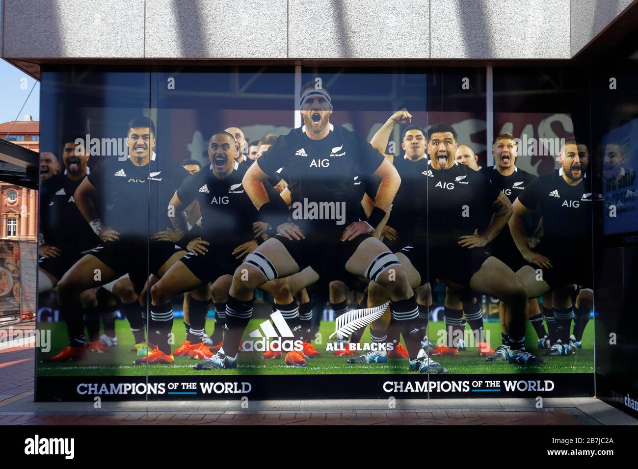 Équipe nationale de rugby de Nouvelle-Zélande tous les Noirs qui ont joué la haka traditionnelle. Affiche sur panneau à Auckland, Nouvelle-Zélande, lors de la coupe du monde de rugby 2019 Banque D'Images