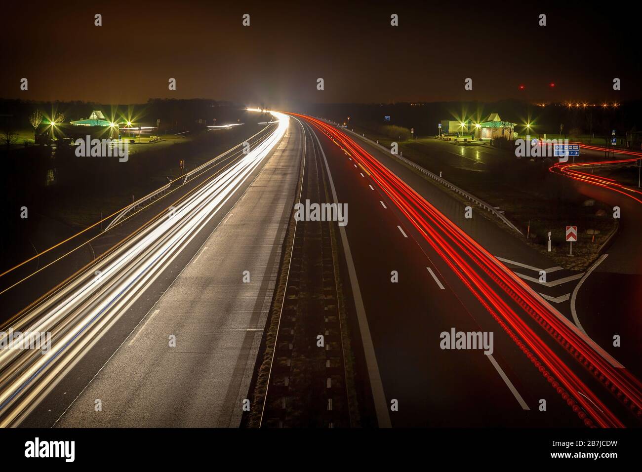 Trafic en soirée sur l'A20 en Allemagne Banque D'Images