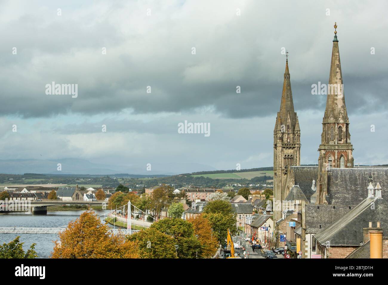 Vue sur la rivière Ness traversée par le pont suspendu piétonnier de Greig Street, avec Free North Church lors d'une journée ensoleillée d'automne, Inverness, Écosse Banque D'Images