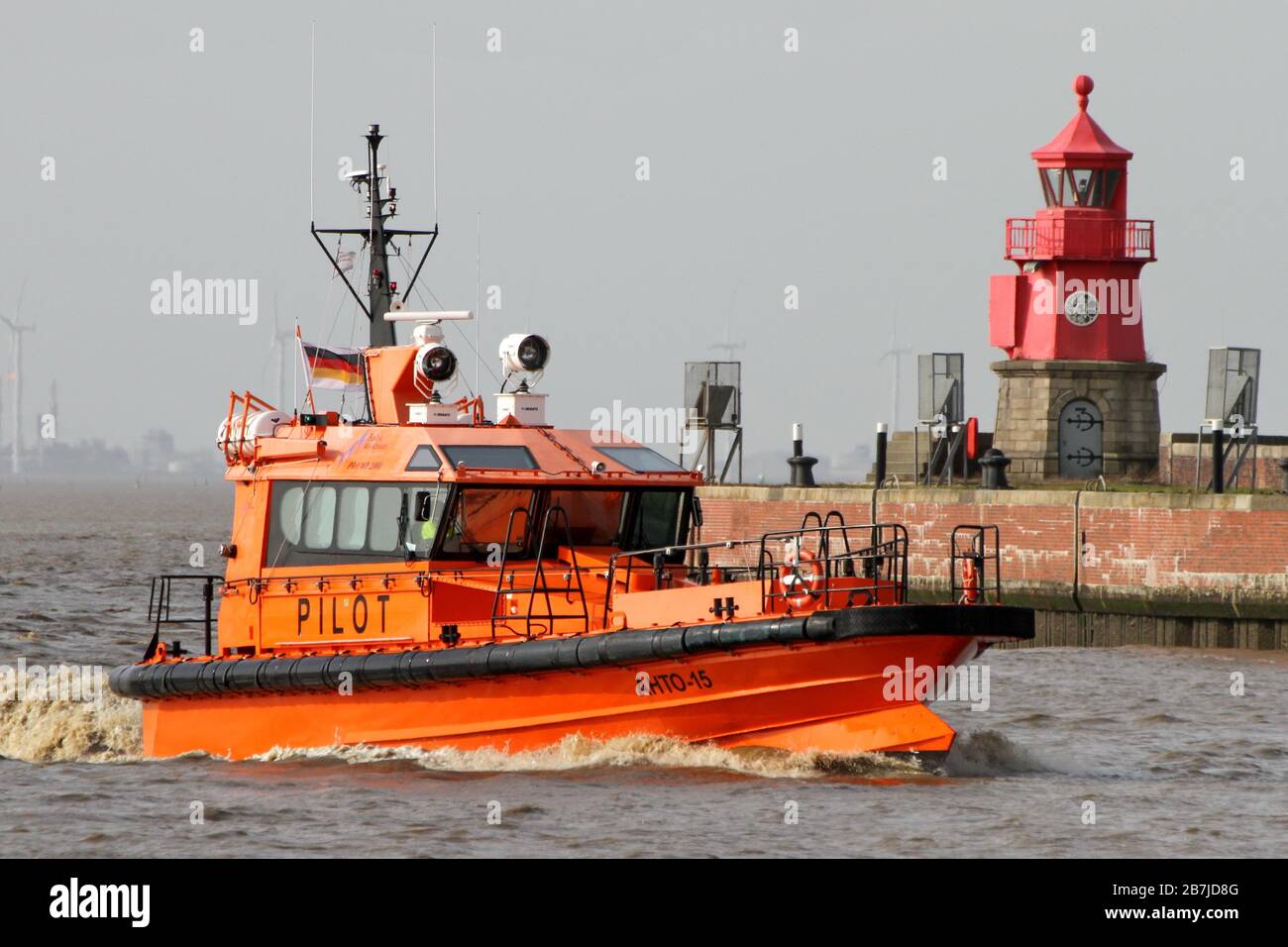 Le bateau pilote AHTO-15 atteindra le port d'Emden le 29 février 2020. Banque D'Images