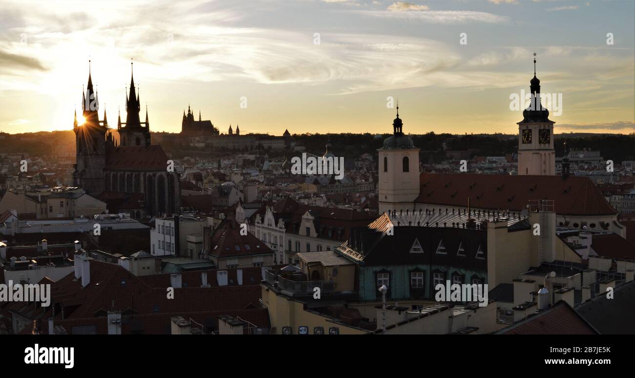 Vue sur la vieille ville de Prague depuis la tour Powder. Église Saint-James et Église Tyn sur le premier avion. Banque D'Images