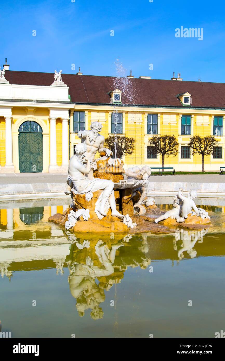 Vienne, Autriche fontaine avec des statues de Danube, d'auberge et d'Enns au palais de Schönbrunn Banque D'Images