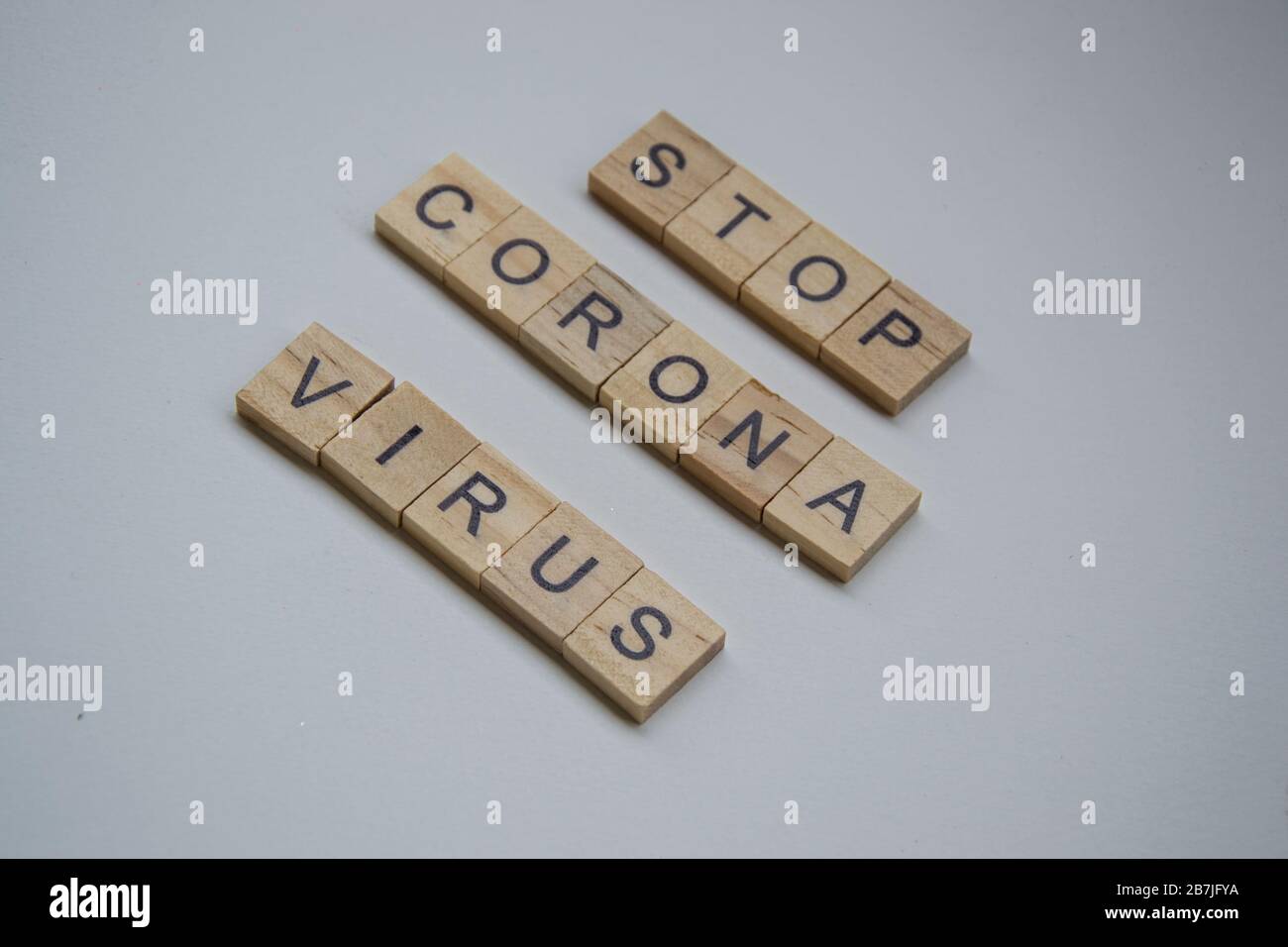 Des blocs de bois carrés avec les lettres ARRÊTENT LE VIRUS CORONA, isolé sur fond blanc, pandémie de covid-10, éclosion du virus de la couronne, santé et médical Banque D'Images